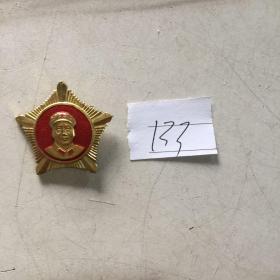 包真包老 毛主席像章。正面照，露两个耳朵。正面照像章量少