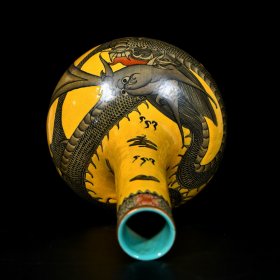 清乾隆黄釉开片墨彩龙纹长颈瓶一对；40x21厘米