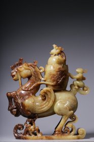 战汉时期：和田玉神人驭飞马兽面纹赏瓶 高29.5厘米，长25.5厘米，宽4厘米，重9.3斤