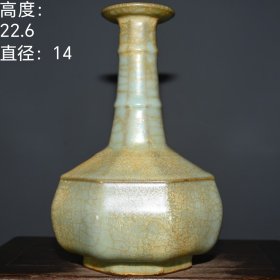 宋代高档官瓷开片水锈纹长颈瓶lxl 高度：22.6厘米 直径：14厘米