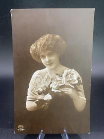 一战德国1914年，美女照片版实寄军邮。

1914年8月14日寄出，离一战爆发刚过去了半个月，feldpost=军邮。

美女很漂亮，字迹也好看。