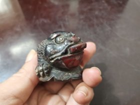 桂林鸡血玉乾坤黑底红金蟾手把件，可当茶宠，老黑底红料。