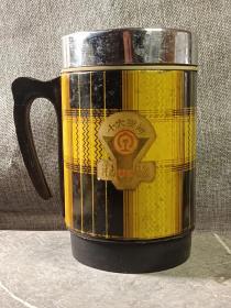 #23031707，1986年铁路十大要闻评选纪念奖品，光明牌高级保温杯，内胆为紫砂材质，天津打火机厂出品，品如图。