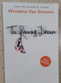 The running Dream（英文原版） 全新 《奔跑的梦想》是文德琳·范·德拉安南的另一部作品，故事的主人公，一位高中女子田径运动员，在遭遇车祸后失去了双腿。然而，在亲人和朋友的帮助下，她鼓起勇气，克服困难，重新站在跑道上，实现了自己的跑步梦想。