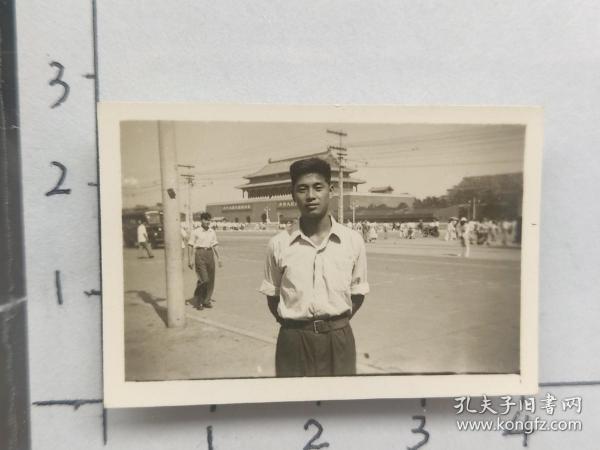 50年代帅哥北京天安门前泛银照片(空军运动员张惠茵相册)