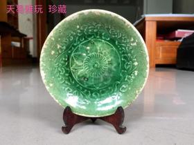 馆藏级珍品，高古顶级藏品！佛前之礼器！ 宋代 吉州永和窑【绿釉 花卉.莲纹盘】完整品好！礼过佛的，传世后入土开门无比“见图5” 釉面的白斑是脱釉后露出的胎，最早期的绿釉都是低温釉，脱釉才是老货真品的特征！因为没假货完美，国宝帮的人是肯定不会买的，其实这种绿釉的美不是他们能欣赏的！另外就是品也不正“见图6”因为老的大多就是这样！ 此盘弹性空间大、懂行的朋友不要错过