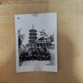 老照片:福州海运公司业余演出队游览开元寺留念(1974年)