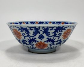 清嘉庆年制青花矾红缠枝花卉碗