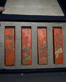 徽州墨朱砂墨锭 盒子是长宽高：19/14/2厘米。 墨锭尺寸：长2.5厘米，厚1厘米，高9厘米