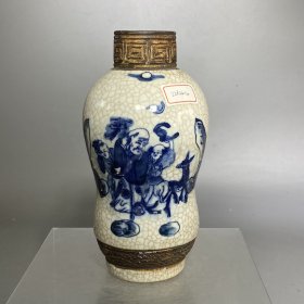 晚清哥釉青花人物形象纹瓶 尺寸：口沿直径 4.5cm 高度 20.5cm 品相：全品。器型端正。器身绘有青花人物故事纹饰，画工细腻精美，青花发色艳丽，底足干老自然。