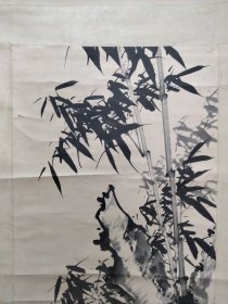 中美协会员，辽宁及大连美协会员郑板桥研究院院长梁文敏竹石图中堂立轴一幅，画心约130*51公分，保老保真！墨竹画工不错有当代板桥之称，此幅构图饱满笔墨劲健应为作者精心之作，惠友价出~