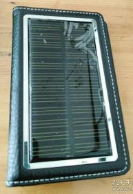 一个小巧的便携式太阳能手机充电皮包（有USB充电插口，可以同时进行接受能源并充电）