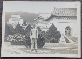 老照片，1954年，佩戴胸布标军人，南京中山陵留影