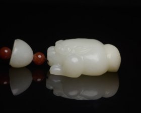 和田玉金蟾 规格: 4.7×4.0×1.9厘米，重 73克。 玉质温润细腻，刀功老道，皮壳包浆一流，雕刻生动，线条流畅，品相完美！