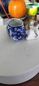 漂亮大个手绘青花花卉牡丹纹鼓形鸟食罐，6.5*6*4.5CM，内部一条短线如图，余完整