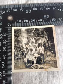 63年一群男女青年在昆湖飞水潭留影照片一张，B1