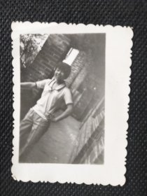 1970年代《老照片》老小区穿T恤衫的圆脸女孩