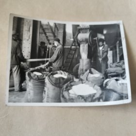 60年代新华社稿黑白照片，加工厂【24】