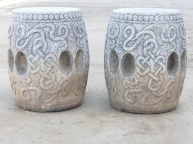 乡下淘得，明代精品青石鼓钉绣敦一对。包浆浑厚皮克老辣，全品满工完整包老，值得拥有。 尺寸直径30Cm高44Cm。