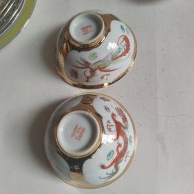 景德镇老厂货，龙凤呈祥双喜图案瓷碗小碗两个，描金有轻微褪色，口径12公分，高5.7公分。