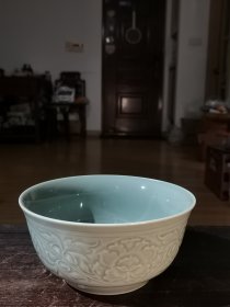 ◆ 浮雕青瓷大碗，国粹传承妙品，耀州窑是瓷器中的妙品。俗话说家产万贯，不如青瓷一片。一碗在手，婉约迷人，精品难求！书摊拒绝假冒伪劣！17x8.2厘米。是茶友手心里的宝，独此一件。每一件物品，请买家想妥再勿下单。觉得不值请翻篇。 旧物如新，珍贵赛金。八九十年代仅存妙品，青瓷之尊，旧藏大口碗！