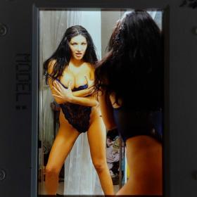 《比基尼美女模特X04572》彩色反转片幻灯片底片1张，保存极好，色彩艳丽，模特为:Ria Armas  ，塑料边框带喷码，尺寸5×5厘米。