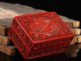 剔红漆器首饰盒
长10.5cm   宽7cm   厚4.5cm
重219克
BW1262650