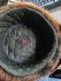 金獭牌皮帽。内蒙古东乌珠穆沁旗民族皮件厂