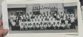 1981年《辽宁省考古博物馆学会成立大会全体代表合影》原版老照片。杨仁恺等