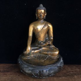 纯铜佛像，高15厘米，宽11厘米，重1490克，