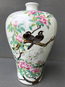 清雍正官窑珐琅彩花鸟纹梅瓶