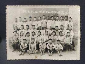 老照片：1970年张王小学七〇级毕业留念(拿语录，戴像章，抱毛像)时代感全值得收藏