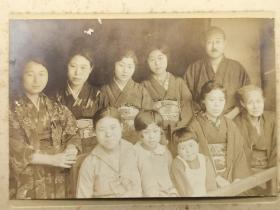 1929年古董相片 黑白照片 家庭写真 和风照片 背面有明确时间和人名 保存完好，长约14厘米，宽9.4厘米左右如图实拍