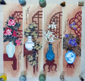 清供四条屏，荷花，玉兰花，菊花，牡丹，写意画法，真人真迹纯手绘作品，广东省揭阳市美协会员林旭丽老师的原创大作，本人承诺假一赔万，终身保真，支持第三方鉴定。老师的创作很有意境，书法和国画双修的一位老师，整体构图让人看起来很清爽，看整体构图，画的很灵动，看整体意境，有点禅意味道。尺寸：1.38米×34公分的，四尺对开的四条屏哦，不是小尺副的，家里客厅，卧室，书房，茶室，玄关都可悬挂！