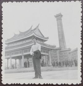 厦门老照片，1976年，厦门集美解放纪念碑留影（背有题字）