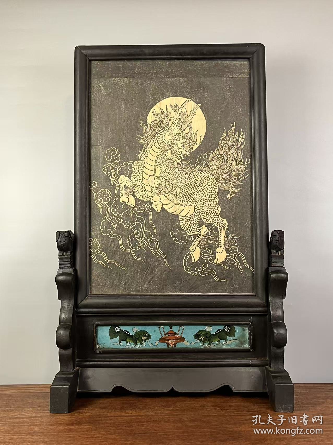 旧藏【麒麟祥云】楠木插屏，尺寸较大，麒麟图为碑刻拓片，底部彩绘双狮图案，双狮香炉图案手绘玻璃上，整体保存完整，品相尺寸如图！