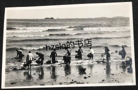 【民俗风情】民国山东青岛海滩滩涂上渔民捕捉贝类小海鲜的场景，可见使用的捕捞器具和人物活动。老照片内容少见，影像清晰、颇为难得