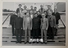 【老照片】前全国人民代表大会常务委员会副委员长，中华全国总工会主席倪志福1980年代访问瑞士伯尔尼精密机床厂老照片（备注：最后一排左起第四人为工人日报社社长郭国湧）。
