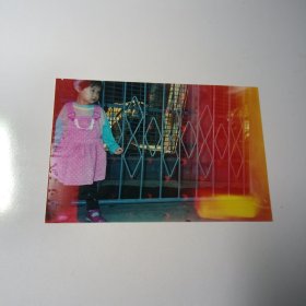 老照片–小女孩在动物园虎笼前留影