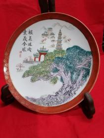 八十年代初为纪念广东潮州精品瓷器 描金彩瓷---《根系珠玑 叶茂全球》(纪念广府全球华人始祖发源地，韶关南雄珠玑巷的精美纪念瓷盘)
主题以手绘历史景物及根深叶茂的画面，反映从珠玑巷走出去的人脉兴旺，千年流芳。工艺精致，完美品相，珍藏品级。送礼 使用 收藏 摆设均为佳品 底款:中国潮彩（直径20.5厘米）