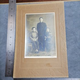 解放前后 上海王开照相 夫妻和一女孩全家福 衬板尺寸 24.5X16.5CM 照片尺寸 15X10CM