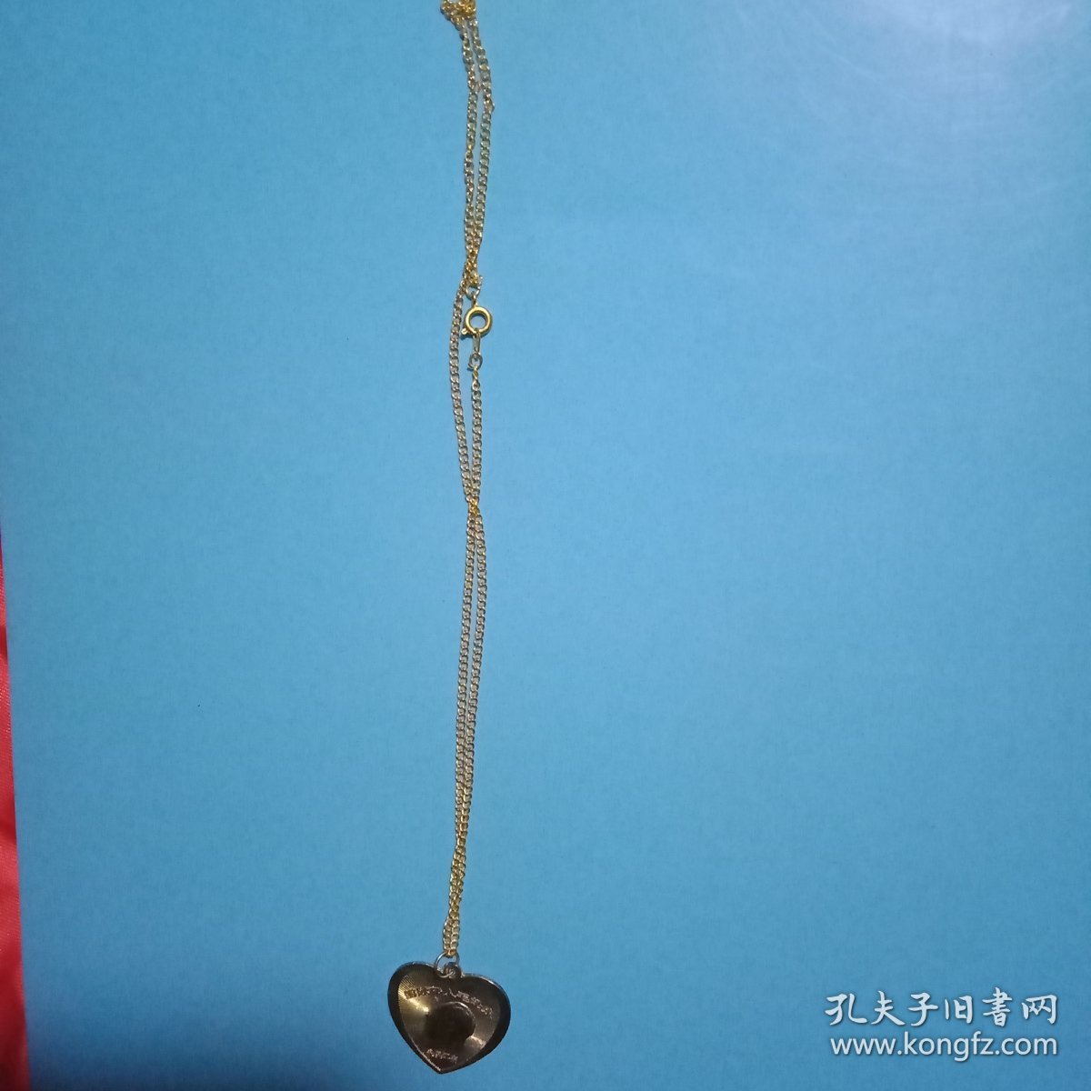 载有《毛主席像》和《周总理像》的纪念章1枚（此纪念章为“❤”形，3×3厘米；合金材质，工艺精湛；以面为毛主席像；另一面为周总理像；伟人像章，值得收藏）