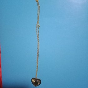 载有《毛主席像》和《周总理像》的纪念章1枚（此纪念章为“❤”形，3×3厘米；合金材质，工艺精湛；以面为毛主席像；另一面为周总理像；伟人像章，值得收藏）