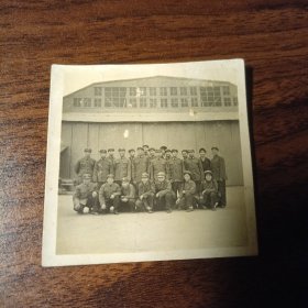 老照片–60年代二十三名军人在羊城广州合影（其中有三名女兵）