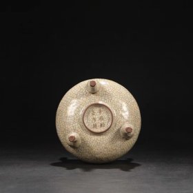 北宋 哥窑米黄釉宫廷御用三足鼎式炉“寿成殿，皇后阁” 尺寸：高16公分 口径13公分 直径14公分