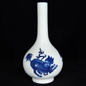 清乾隆青花麒麟纹长颈瓶，
尺寸：24×13厘米