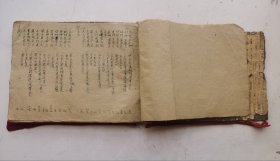 民国布面手抄本《道教择吉风水占卜卦书》，有12张每月一张手绘彩色罗盘，有很多卦图解和符咒图解。财神方位、喜神方位、十二星所属、各种诗断、男女生命吉凶神煞、占出行吉、八门定局日、出行宜忌吉凶论、楊公忌日、鹤神方位图、男女禁婚歌、移居入宅吉日、十二月吉日、彭祖百忌曰、修屋、上梁、造墓等择吉日等内容，非常全，涉及面广。很值得借鉴收藏。