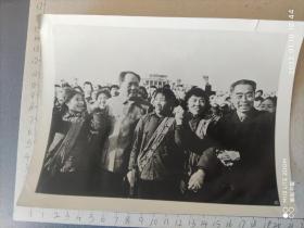 建国初期或老照片:毛主席和周总理接见革命群众，远处楼上有毛主席万岁