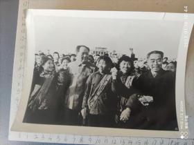 (罕见)建国初期或老照片毛主席和周总理接见革命群众，远处楼上有毛主席万岁1