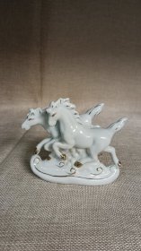 上世纪七八十年代，陶瓷描金 奔马摆件，大致尺寸图【SW】